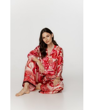 Pijama interior Tencel rojo estampado en postura sentada